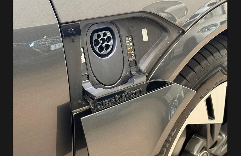 Audi Q8 e-tron 55 Q SoH 97% 360k Pano Tažné - fotka 30 z 34