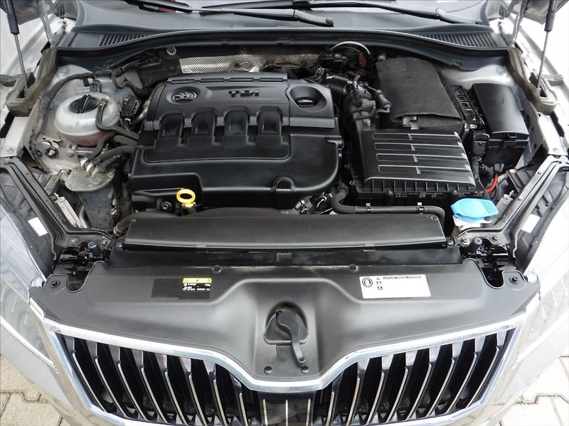 Škoda Superb 2,0 TDi Style Navi  III Combi - fotka 18 z 18