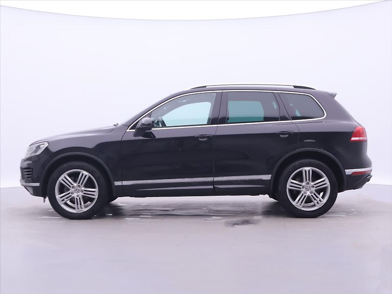 Volkswagen Touareg 3,0 TDI V6 DSG R-LINE CZ 4M - fotka 4 z 37