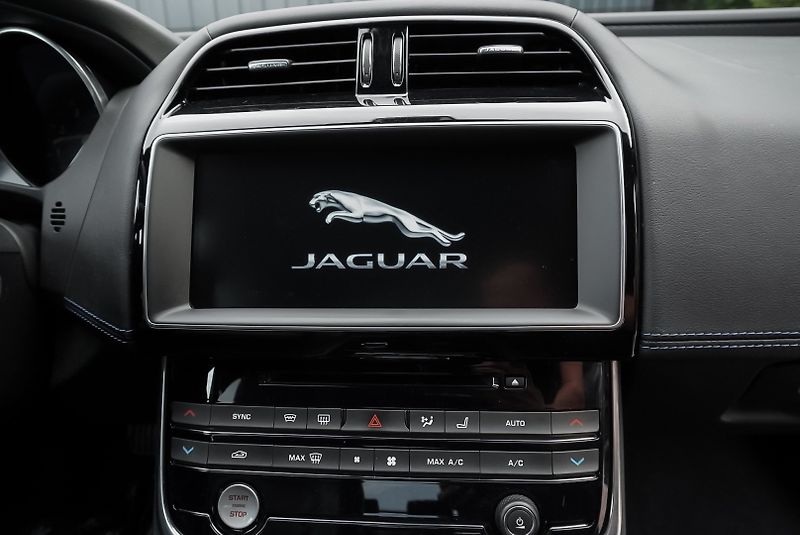 Jaguar XE S SUPERCHARGED DPH - fotka 31 z 33