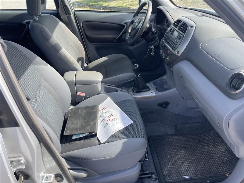 Toyota RAV4 2,0 D-4D 85kw Klima 4x4 po STK - fotka 12 z 23