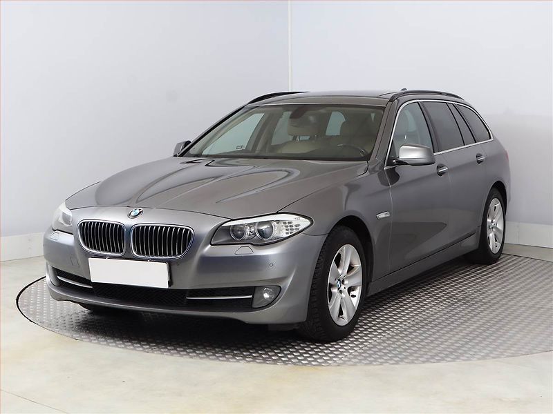 BMW Řada 5 (2012) 530d xDrive, 4X4, Automat - fotka 2 z 21