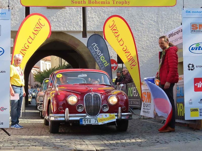 Michal a Jonáš Pavlíčkovi na startu. Rallye Spring Classic startovalo v sobotu 12. dubna dopoledne z jihočeského Tábora. Na trasu 231 kilometrů vyrazilo 100 posádek.