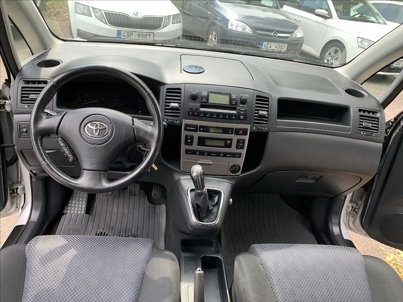Toyota Corolla Verso 1,8 i ČR,1.MAJITEL - fotka 9 z 17