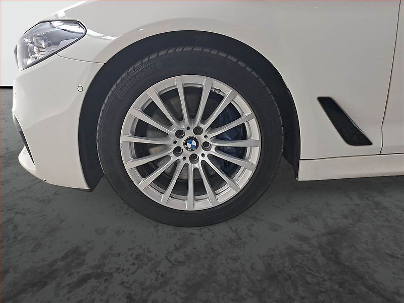 BMW Řada 5 (2019) M Sport 530d xDrive - fotka 15 z 23