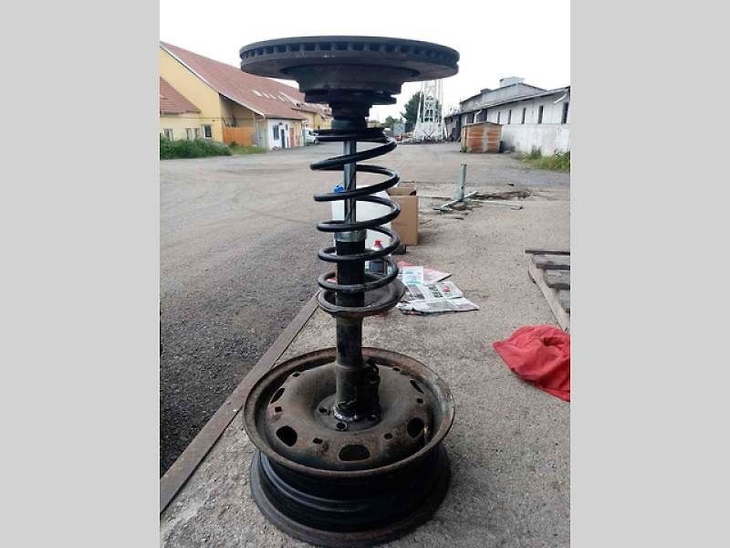 Celá barová židle má na výšku 75 centimetrů, výšku od sedáku k disku 56 centimetrů a průměr disku je 14 palců.