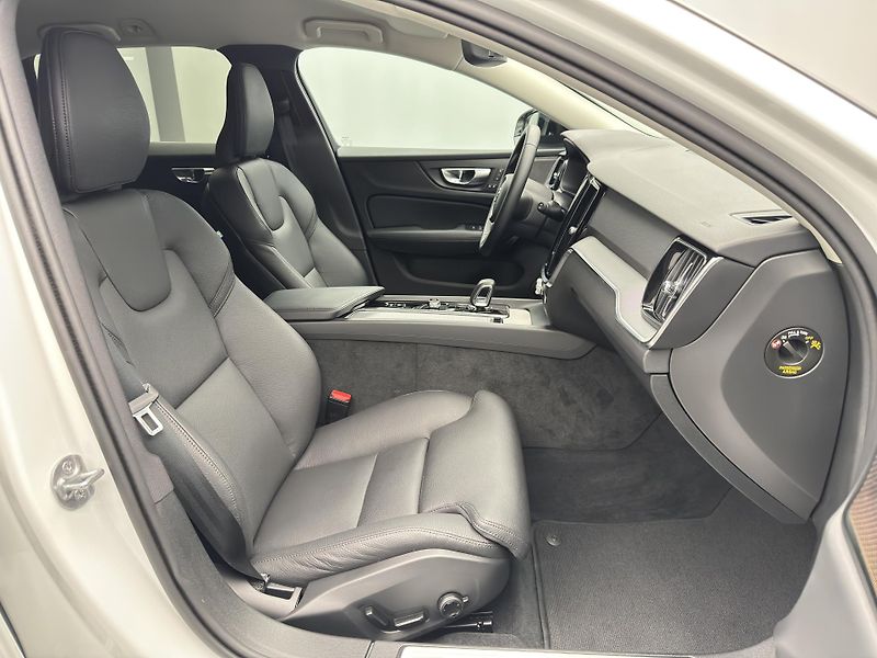 Volvo V60 B4 DARK PLUS AUT CZ 1.maj - fotka 24 z 44