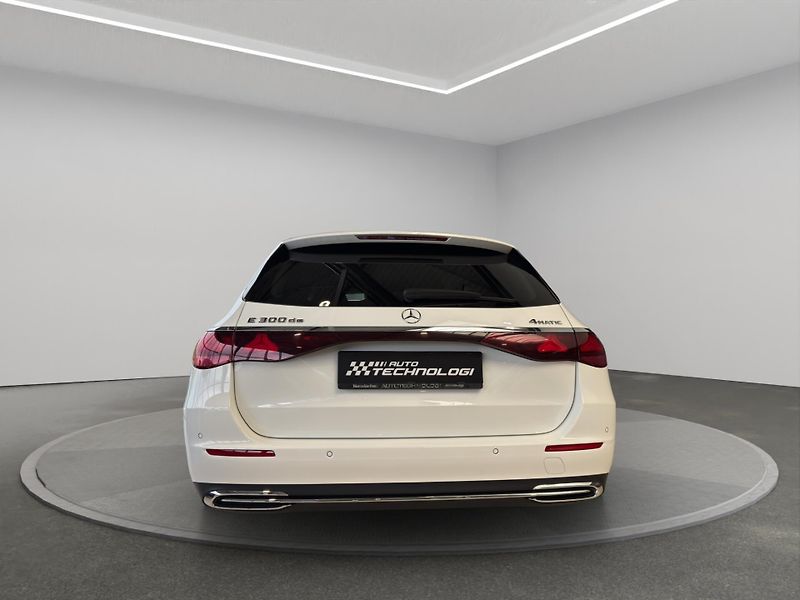Mercedes-Benz Třídy E (2025) E 300 de 4MATIC kombi - fotka 6 z 22
