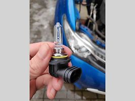 Halogenová žárovka do předního světlometu.