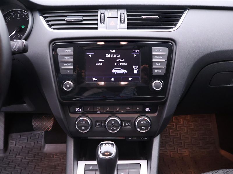 Škoda Octavia 2,0 TDI 110kW DSG Style Xenon - fotka 15 z 25