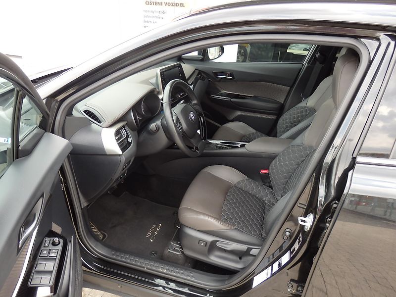 Toyota C-HR 1.8 HYBRID EXECUTIVE - fotka 6 z 20