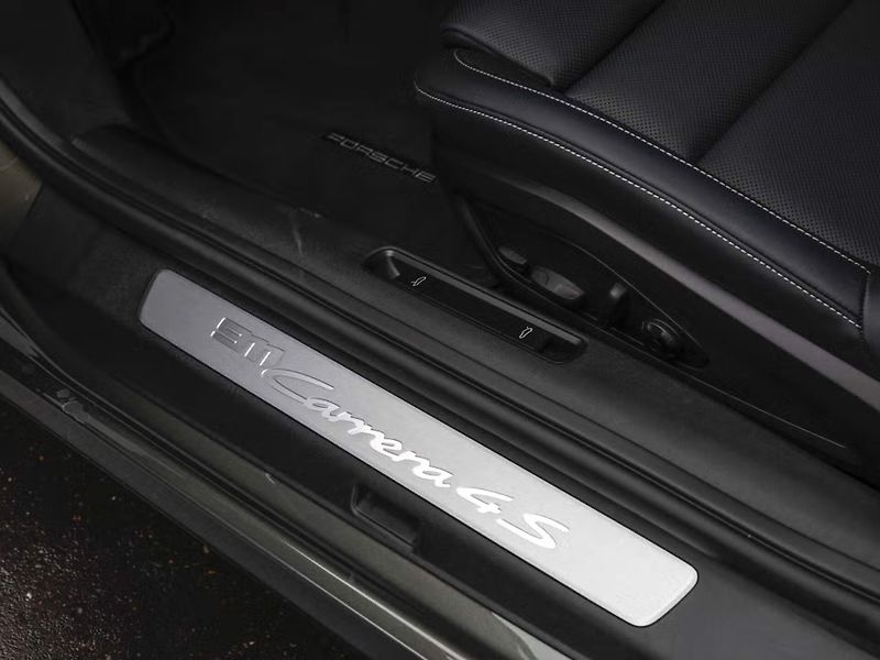 Porsche 911 Carrera 4S Lift Chrono BOSE - fotka 12 z 21