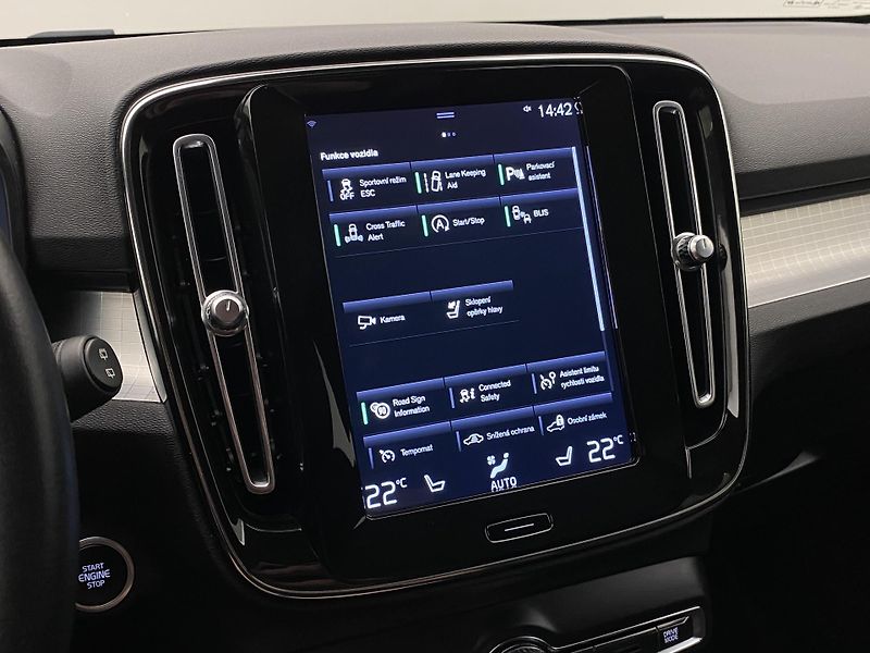 Volvo XC40 D3 MOMENTUM AUT  - fotka 34 z 45