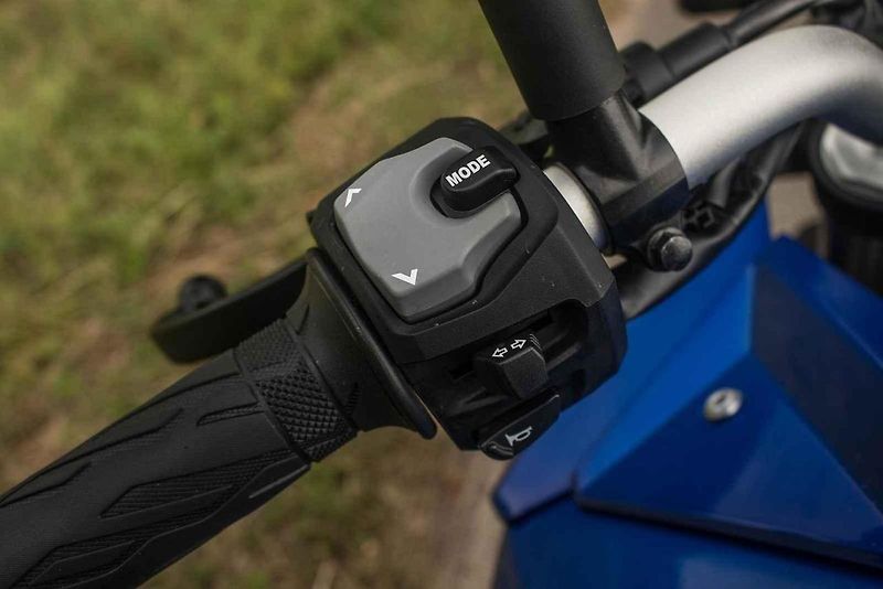 Na V-Strom může bez potíží usednout i jezdec menší postavy.