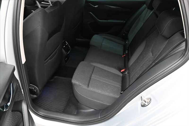 Škoda Octavia 2,0 TDI 110 kW DSG Clever Záru - fotka 14 z 30