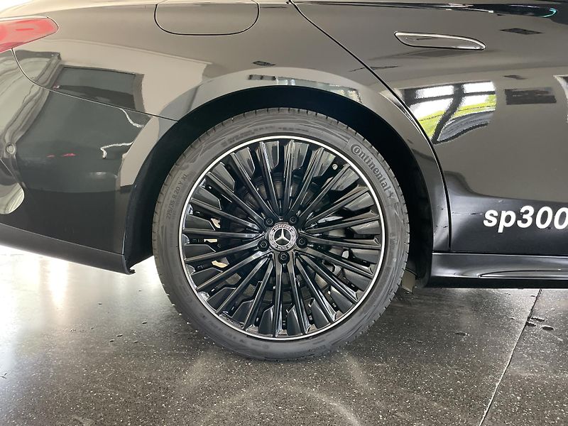 Mercedes-Benz Třídy E 220d 4Matic AMG - fotka 9 z 28