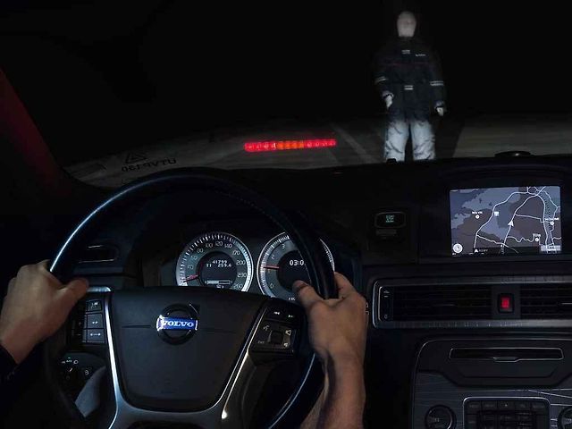 Detekce chodců bude u Volva XC90 fungovat i za tmy. Technologie umí automaticky brzdit v případě hrozící kolize s jinými vozidly, chodci a cyklisty.