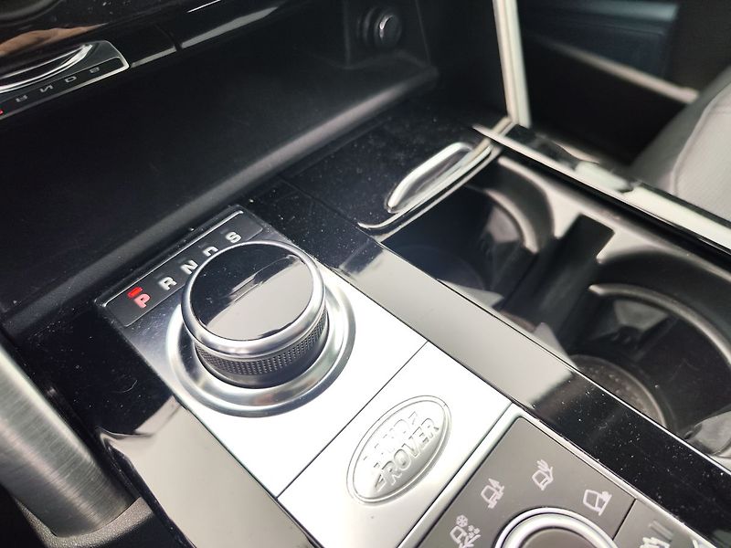 Land Rover Discovery 3.0 Td6 HSE/190kW Pano 7.míst - fotka 26 z 38