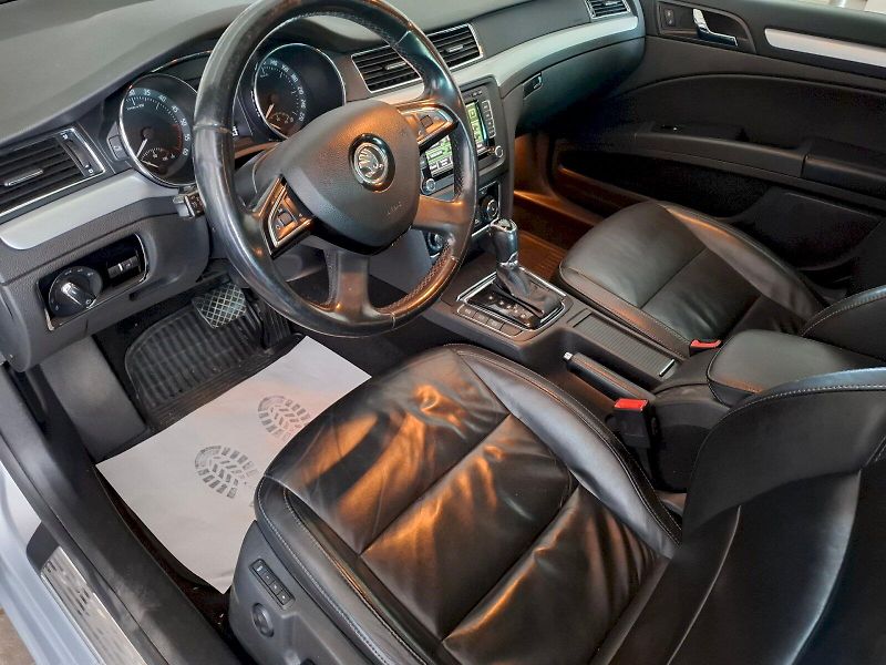 Škoda Superb (2013) combi  ELEGANCE L4 103/2,0 DSG - fotka 23 z 26