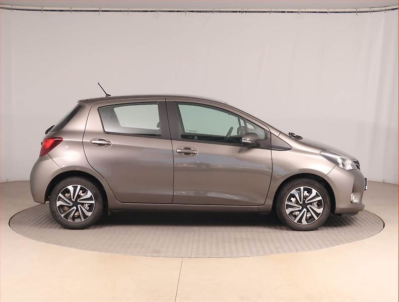 Toyota Yaris (2017) 1.0 VVT-i - fotka 6 z 16
