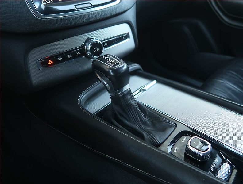 Volvo XC90 (2015) D4 - fotka 13 z 23