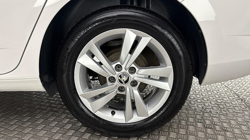 Škoda Fabia 1.0 TSI Ambition Combi - fotka 19 z 25