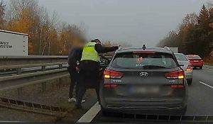 Policisté pomáhali nastávající mamince v koloně na dálnici u Rokycan