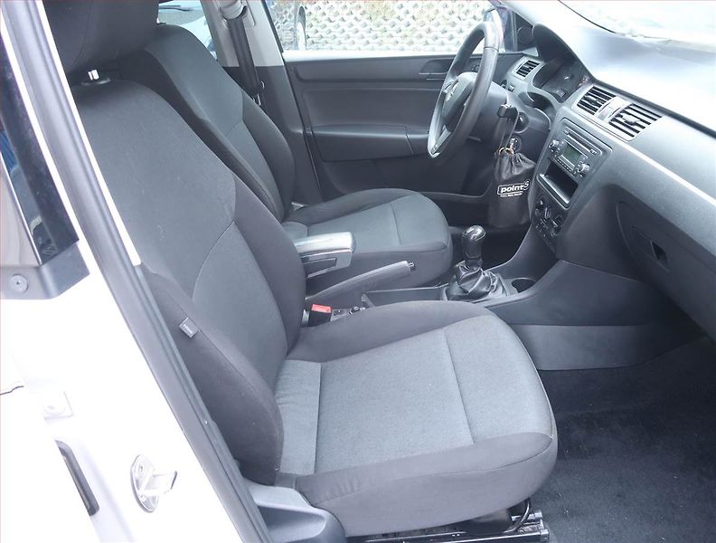 Škoda Rapid (2015) Ambition 1.2 TSI - fotka 9 z 13