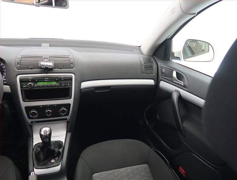 Škoda Octavia (2010) 1.6 TDI - fotka 8 z 14
