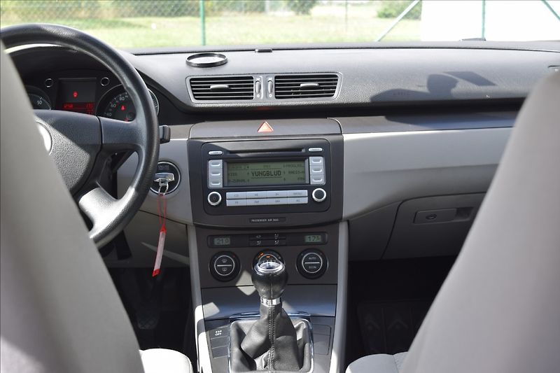 Volkswagen Passat 1,6 i 75KW PO SERVISE - fotka 17 z 41