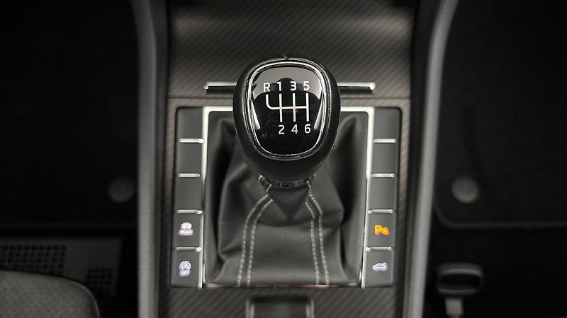 Škoda Superb 1.5 TSI Sportline Combi - fotka 26 z 30