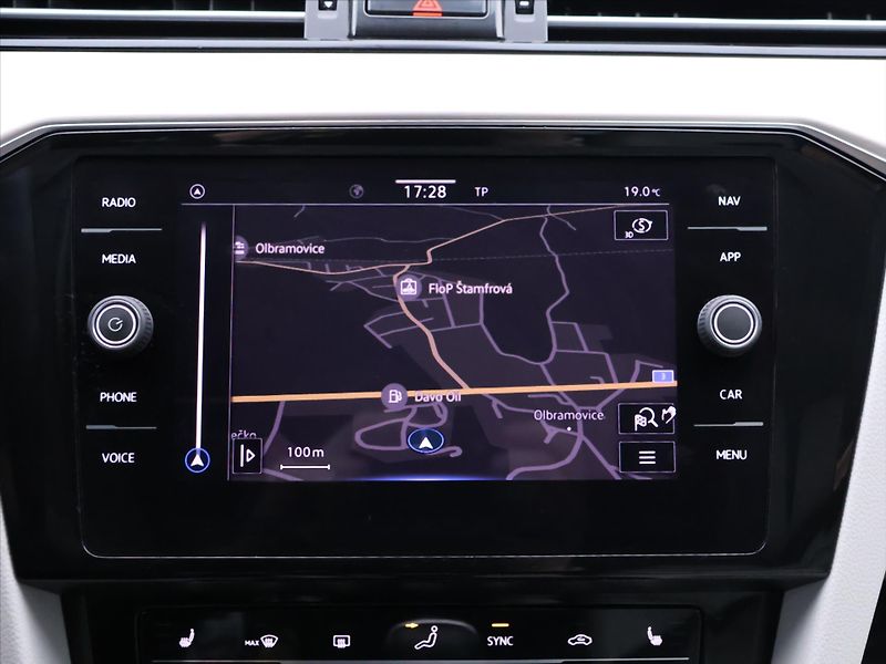 Volkswagen Passat 2,0 TDI CZ Elegance Kůže DPH - fotka 19 z 31