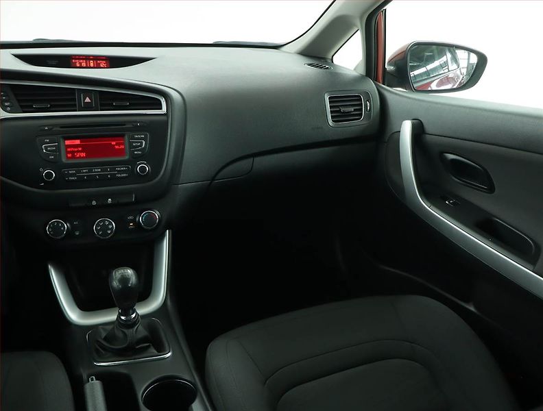 Kia Ceed (2018) 1.4 CVVT - fotka 8 z 14