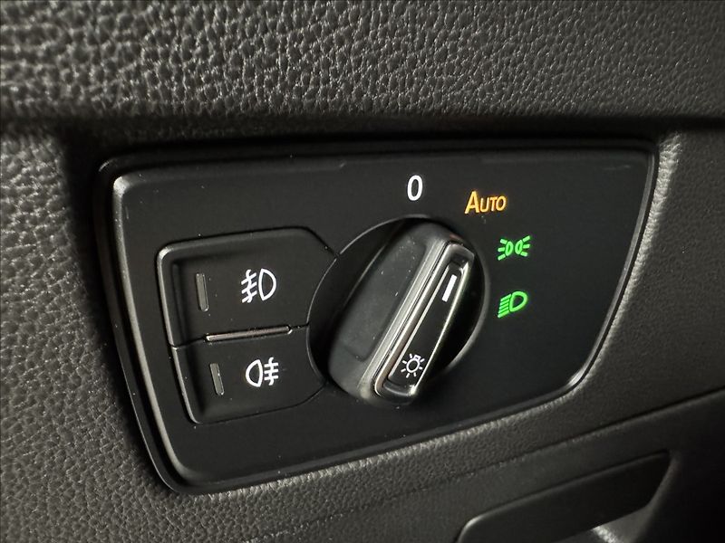 Volkswagen Passat 2,0 TDi  DSG R-Line LED Assist - fotka 24 z 44