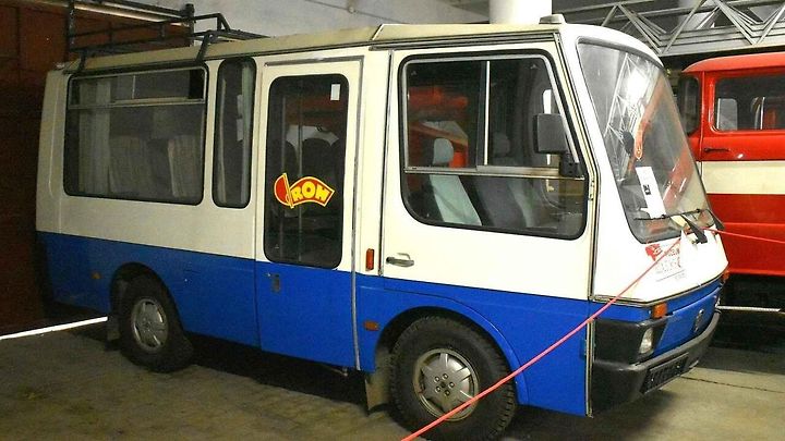 Malý autobus TAZ Neretva uvezl čtrnáct lidí.