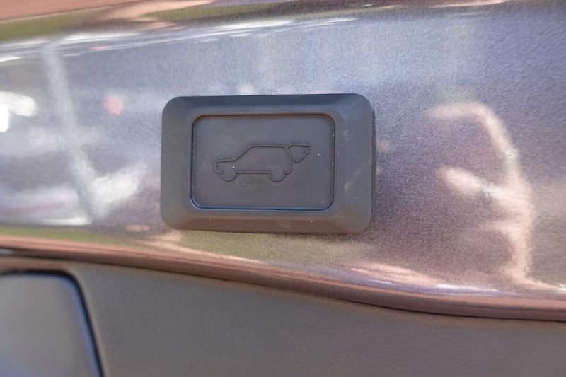 Toyota RAV4 2,5 HEV Executive FWD - fotka 17 z 35