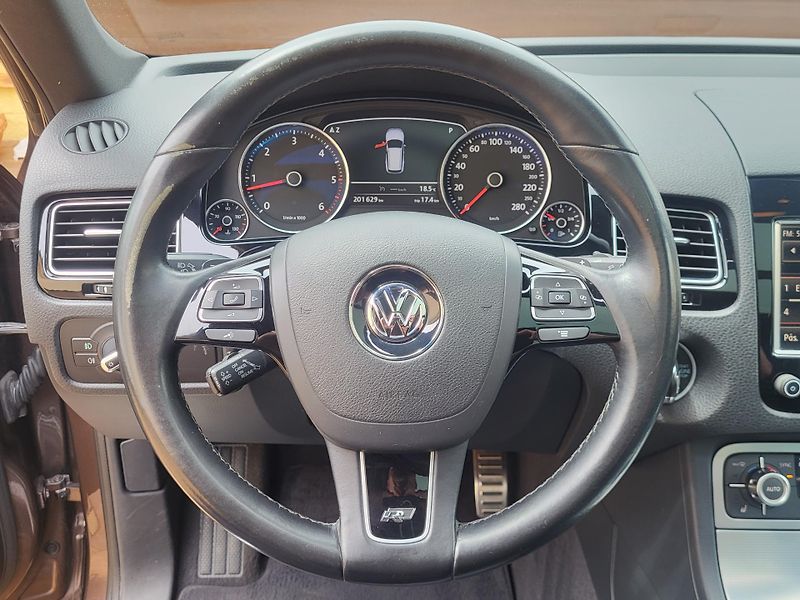 Volkswagen Touareg (2014) 4.2TDi V8 250KW*R-LINE*PANORAM - fotka 18 z 55