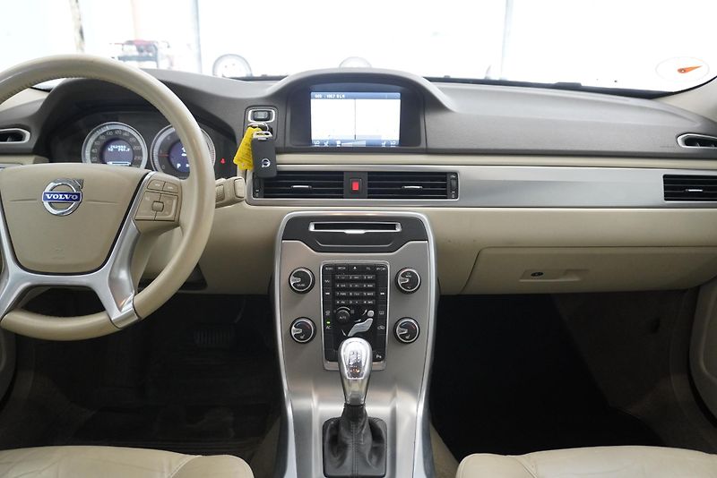 Volvo V70 2.0 D4 120kW MOMENTUM - fotka 20 z 26