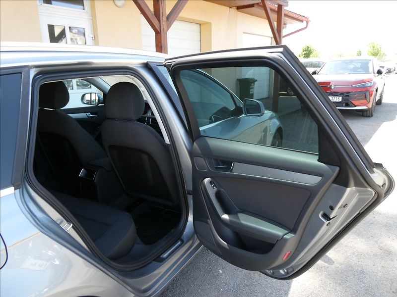 Audi A4 2,0 TDi 125kW serviska,NAVI - fotka 24 z 40