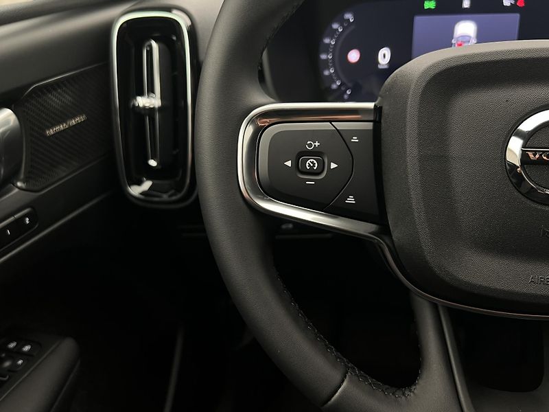 Volvo XC40 (2026) B4 PLUS BLACK EDITION AUT - fotka 17 z 37