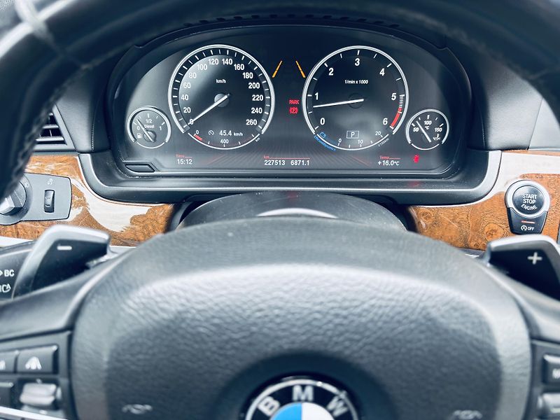 BMW Řada 5 (2012) M 550 D XDRIVE, 280kW, ČR - fotka 14 z 20