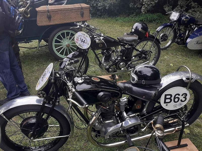 Milovníci historických automobilů i motocyklů si první říjnovou sobotu přišli na své při tradičním závodu Brno-Soběšice.