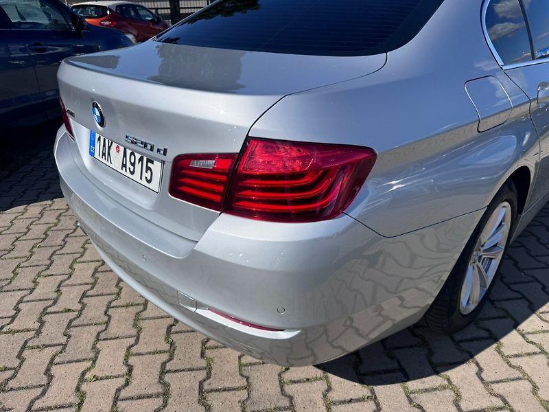 BMW Řada 5 (2014) XDRIVE 520D 2,0 140 KW 2. MAJ - fotka 11 z 47