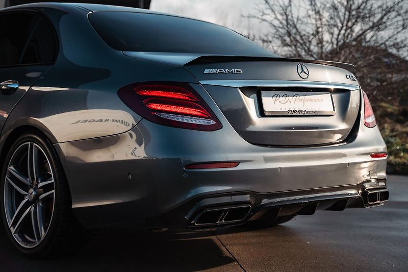 Mercedes-Benz Třídy E (2017) E63S AMG 4Matic+ V8 Biturbo - fotka 14 z 99