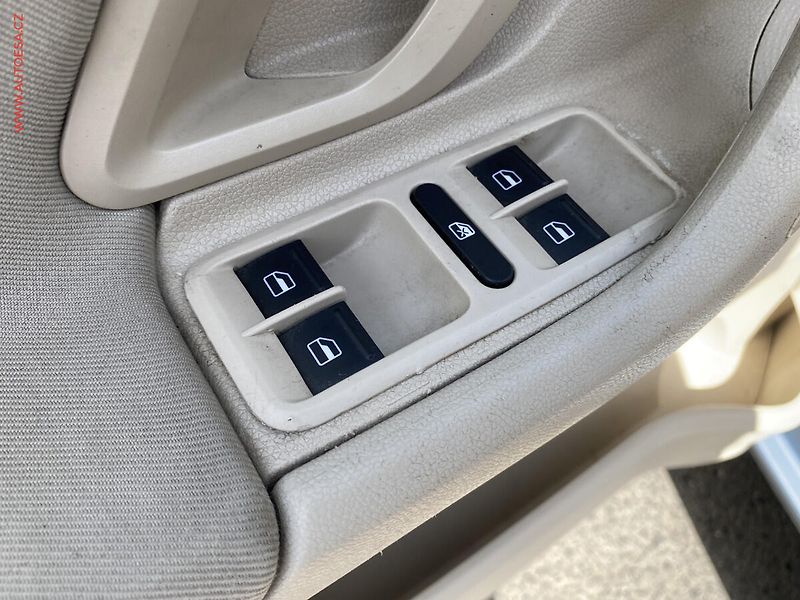 Škoda Roomster (2010) 1.6 16V, ČR, Comfort, TZ - fotka 13 z 17