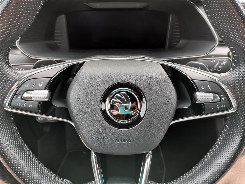 Škoda Superb 2,0 TDI SportLine Combi DSG - fotka 17 z 23