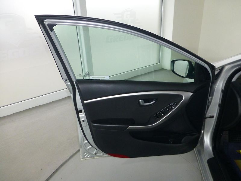 Hyundai i30 (2013) 1,6CRDI*ALU**VYHŘ.SED***KAMERA - fotka 9 z 25