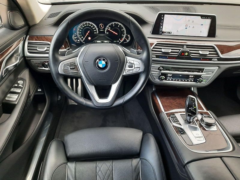 BMW Řada 7 (2018) 730d xDrive M Sport - fotka 9 z 12