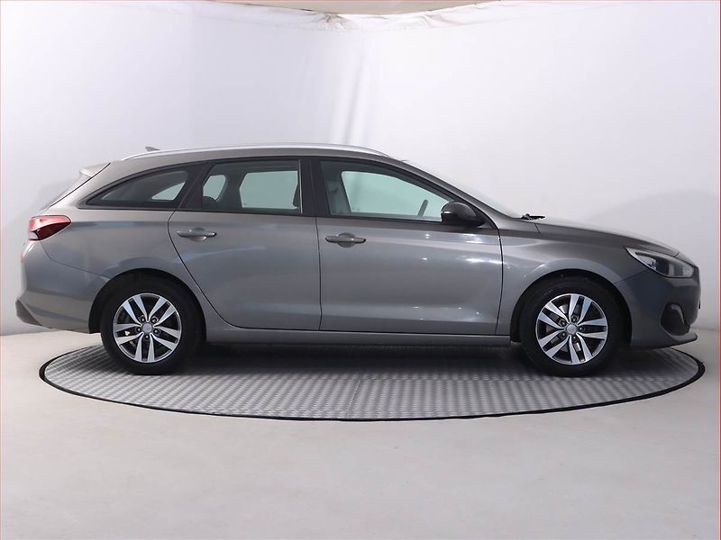 Hyundai i30 (2019) Comfort 1.4 CVVT, Serv.kniha - fotka 6 z 20