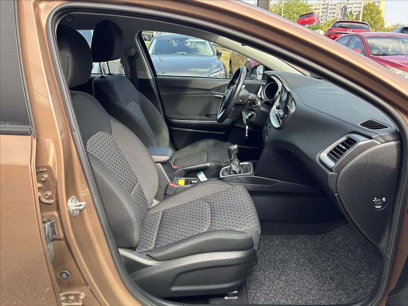 Kia Ceed 1,5 TGDi Spin ZÁRUKA KAMERA - fotka 15 z 35